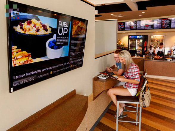 Màn hình quảng cáo LCD treo tường 50 inch ứng dụng quảng cáo tại nhà hàng