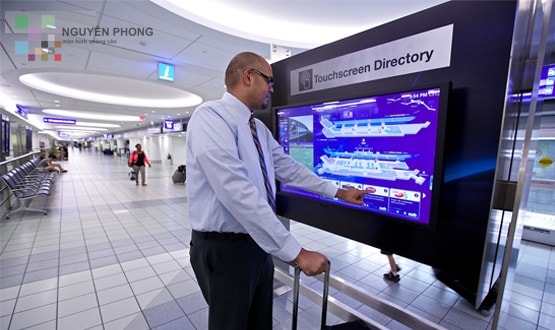 Màn hình cảm ứng sử dụng làm bảng chỉ dẫn tại sân bay