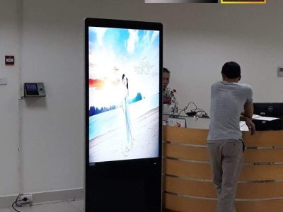 Màn Hình Quảng Cáo LCD Chân Đứng 32 Inch Wifi: Giải Pháp Hiển Thị Hiệu Quả 2026 - Nguyên Phong